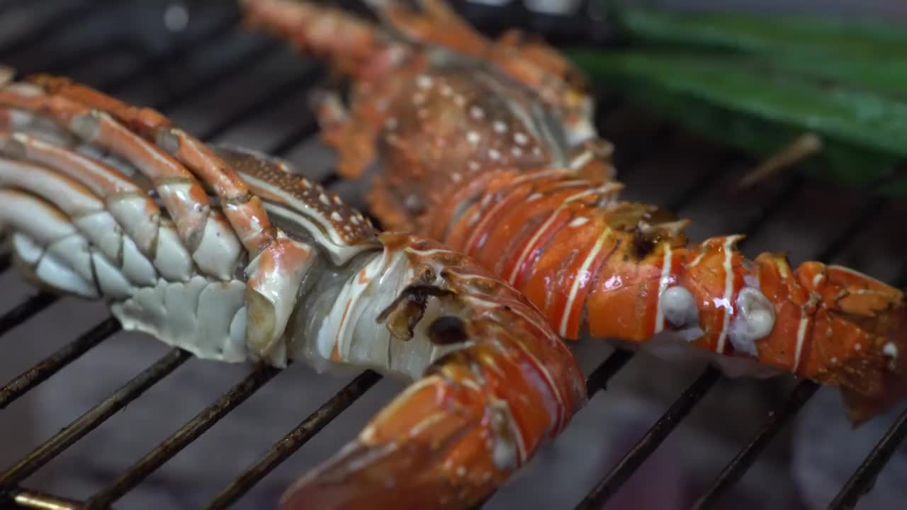 日本料理自助餐烧烤炭火烤小青龙虾视频下载