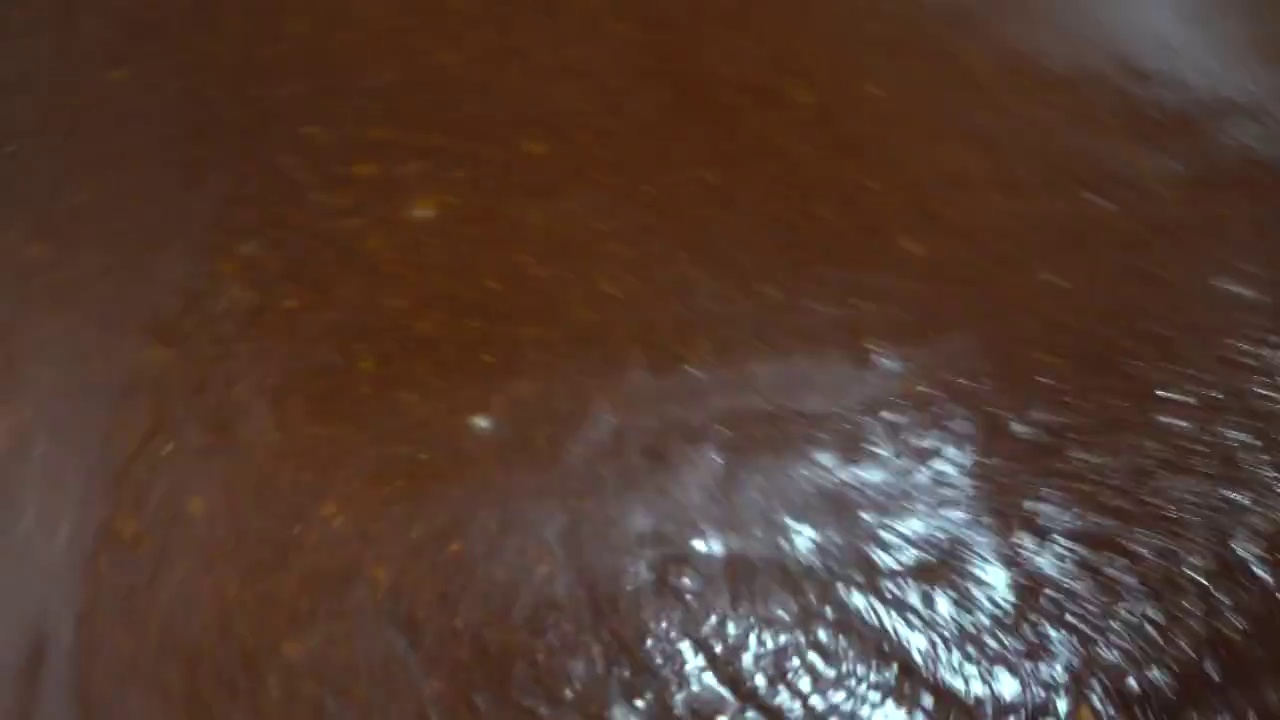 勺子搅拌辣椒酱香料酱汁视频素材