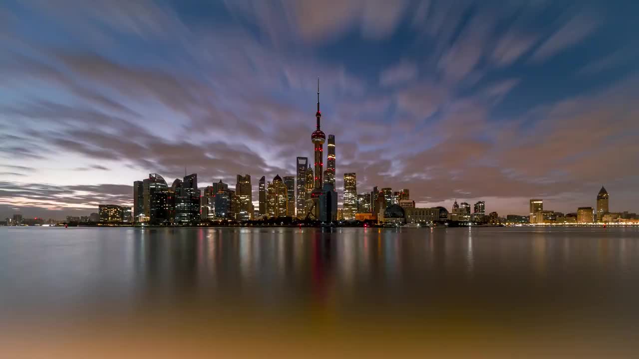 黎明时分上海市陆家嘴建筑和黄浦江的延时风光视频下载