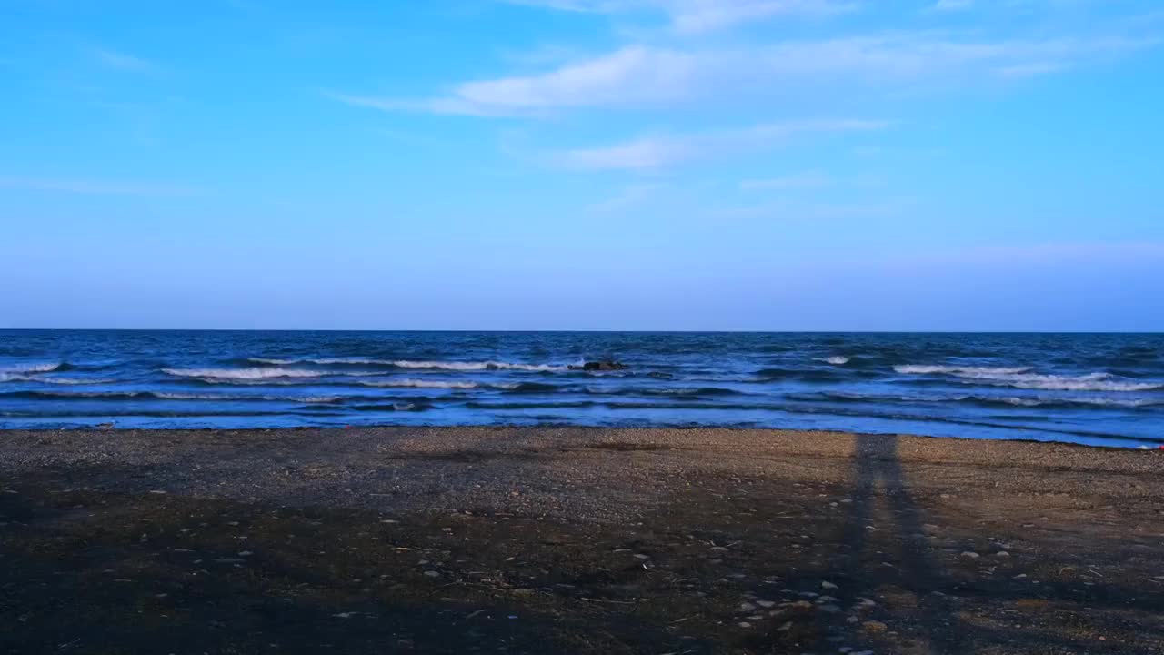 中国青海省青海湖景区湖泊风浪景观视频素材
