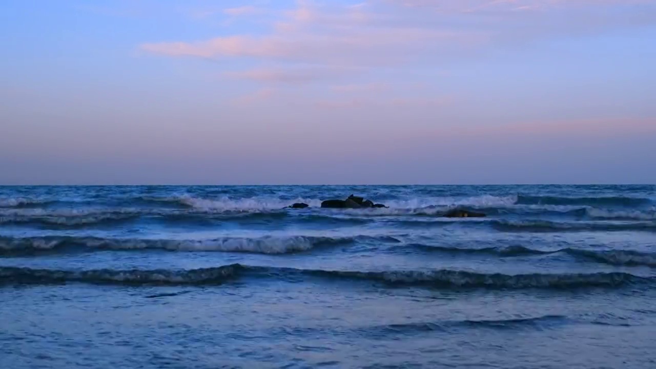 中国青海省青海湖景区湖泊风浪景观视频素材