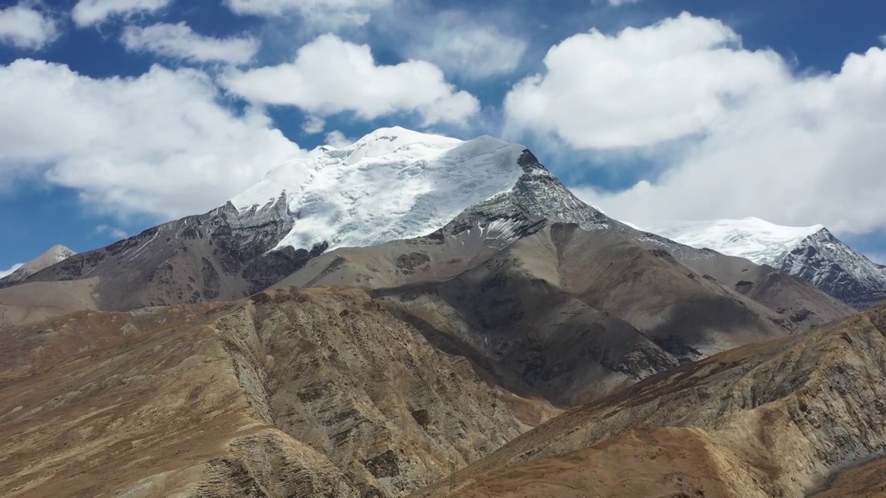 西藏山南：乃钦康桑峰与卡若拉冰川春季风光视频素材