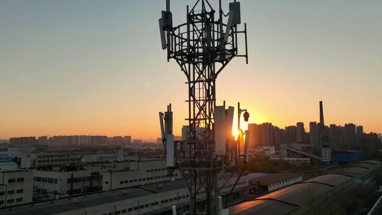 航拍城市中夕阳下的5G.4G手机信号塔视频素材