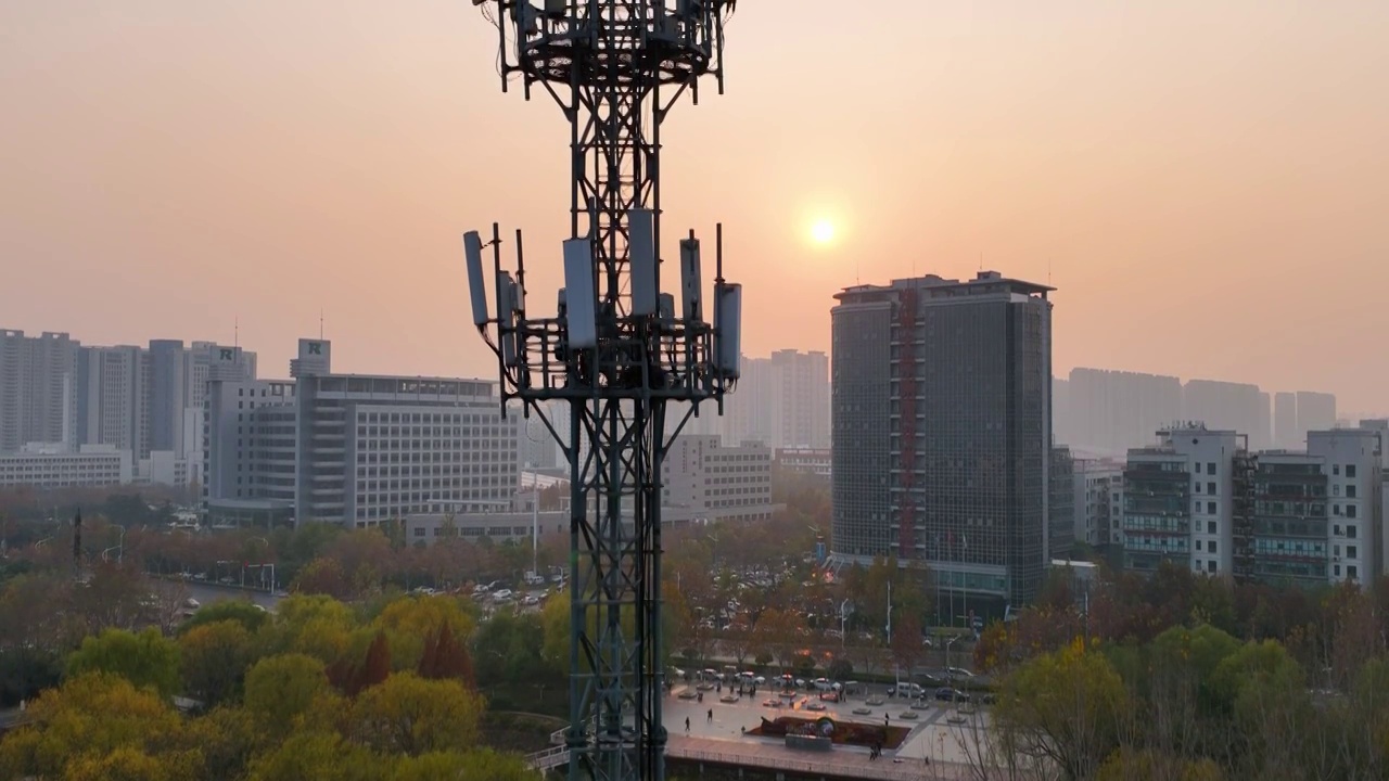 航拍城市中夕阳下的5G.4G手机信号塔视频素材