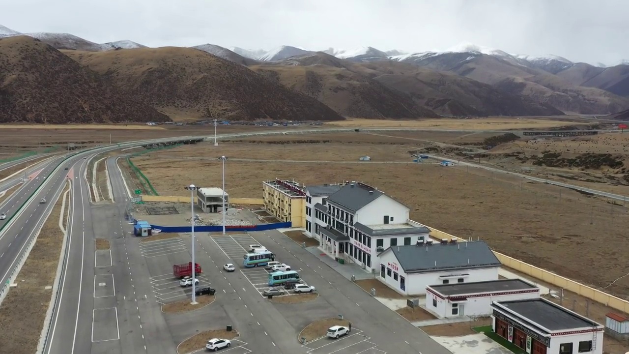 西藏林芝：拉林高速公路米拉山口段风光视频素材