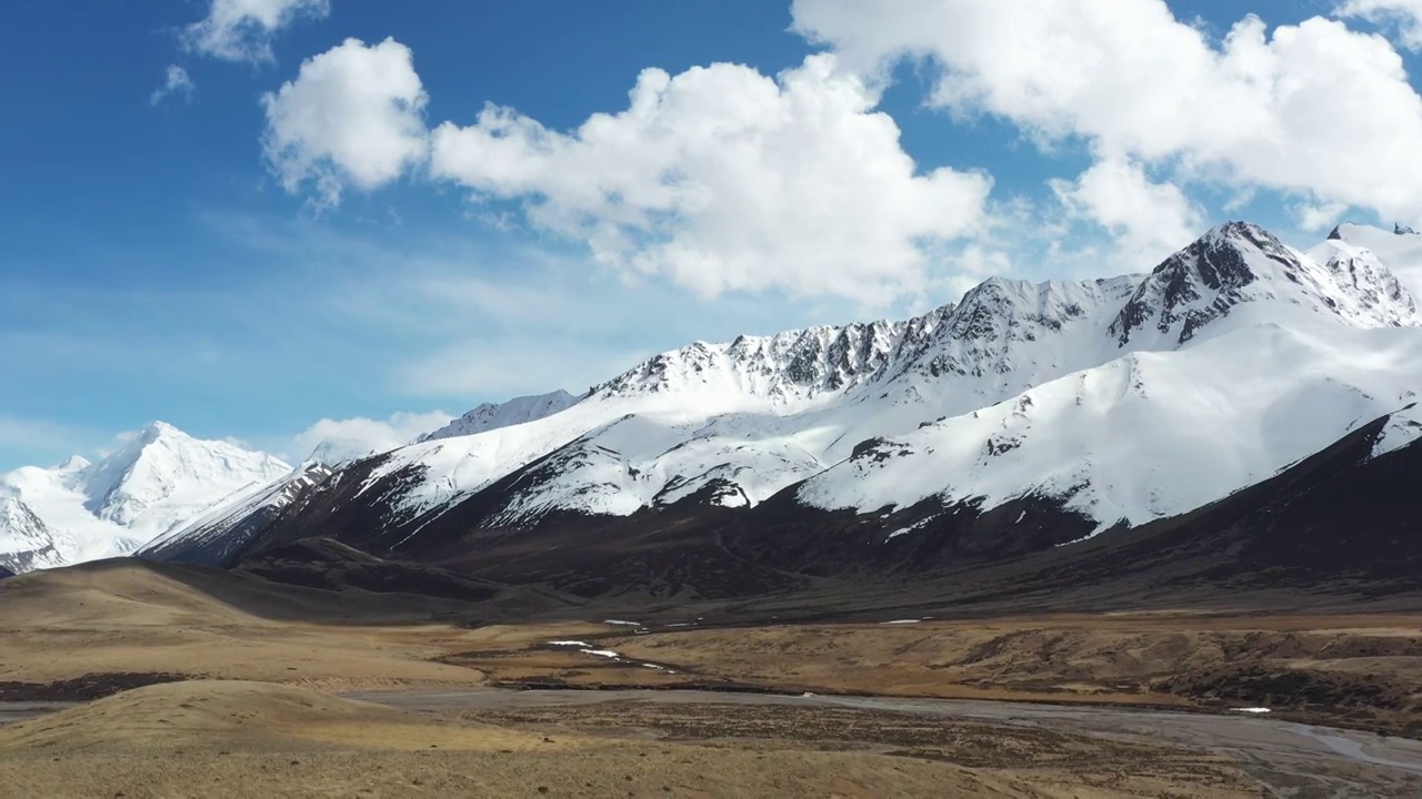 西藏那曲：蓝天白云然鸟湖旁的雪山视频下载