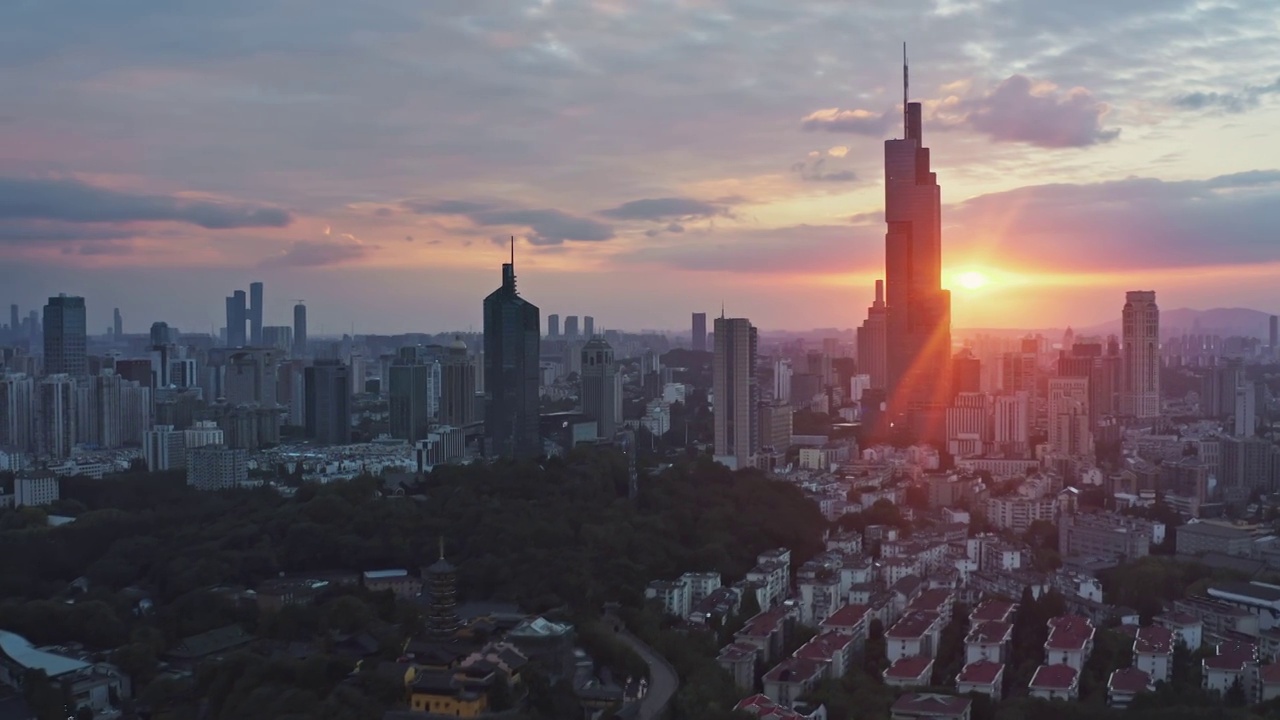 夕阳下的南京紫峰大厦视频素材
