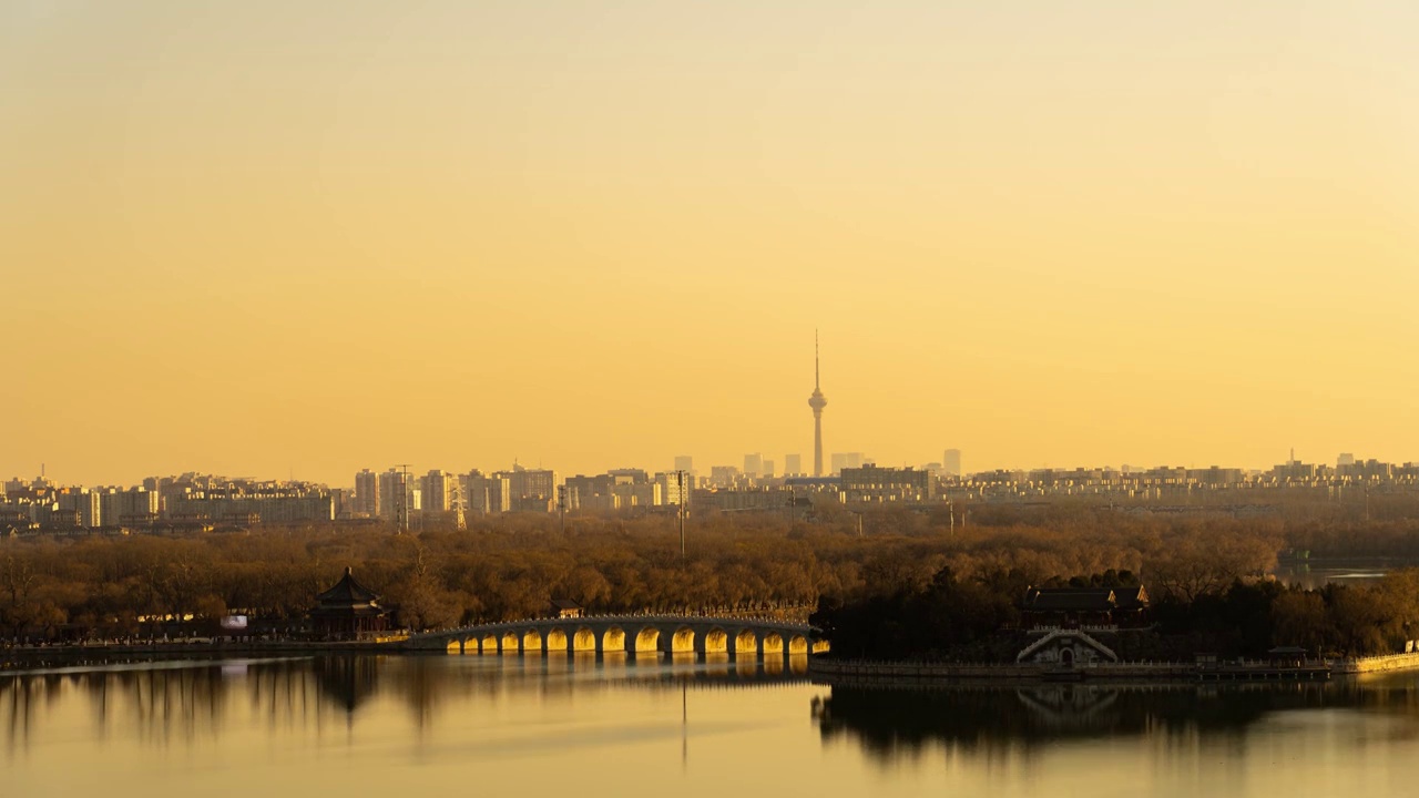 北京颐和园昆明湖十七孔桥金光穿洞日落延时视频素材