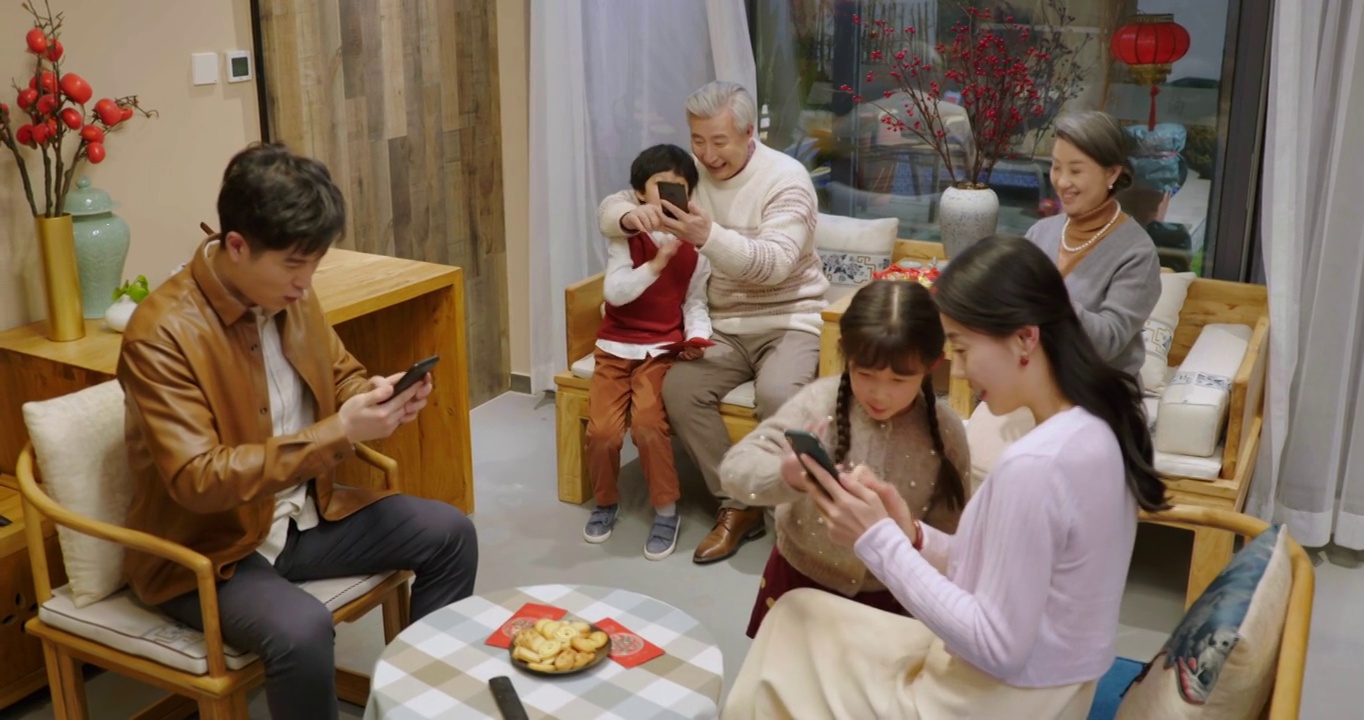 快乐家庭用手机抢新年红包视频下载