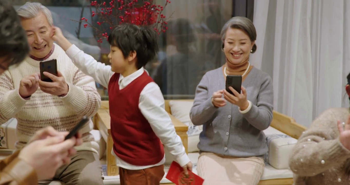 快乐家庭用手机抢新年红包视频下载