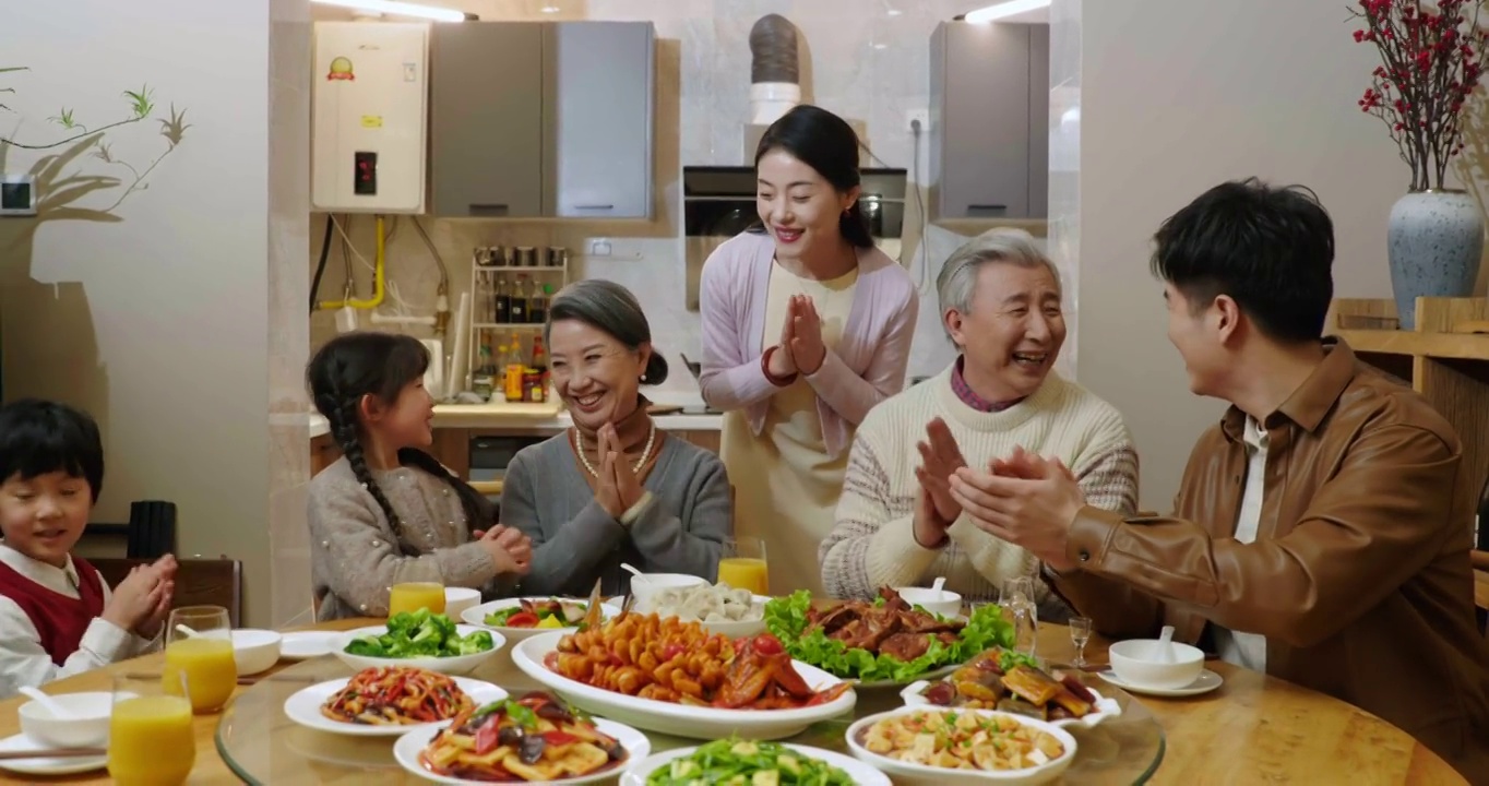 快乐家庭吃新年团圆饭视频购买