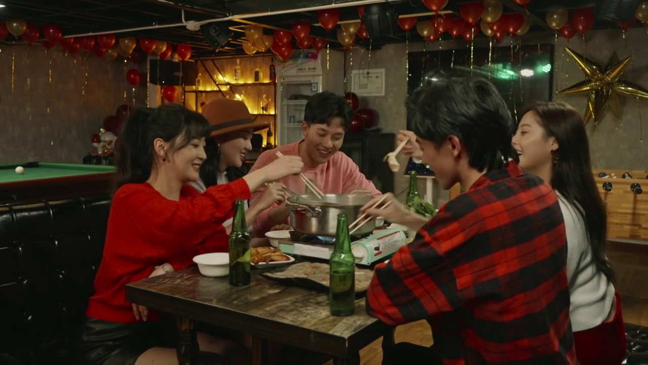 年轻朋友们在火锅店吃饭视频素材