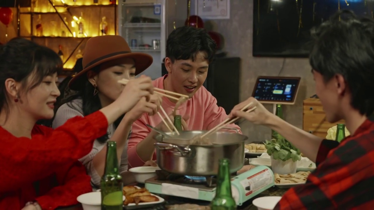 年轻朋友们在火锅店吃饭视频素材