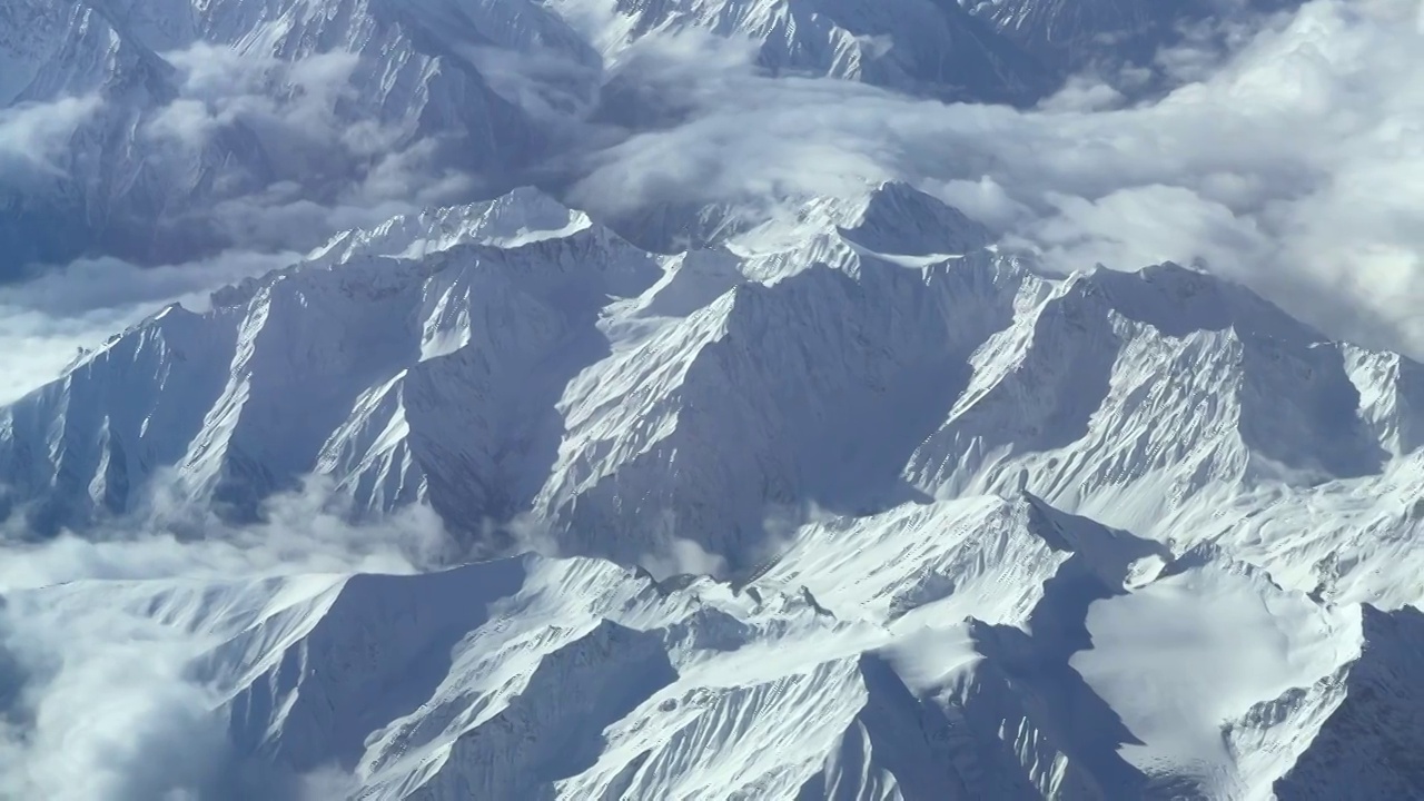 高空俯瞰雪山连绵的西藏高原视频下载