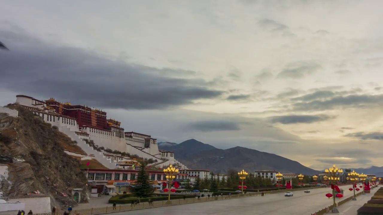 西藏拉萨布达拉宫清晨延时摄影视频素材