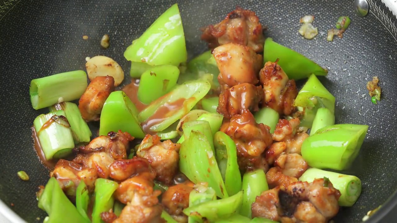 中国传统川菜辣子鸡制作过程视频素材