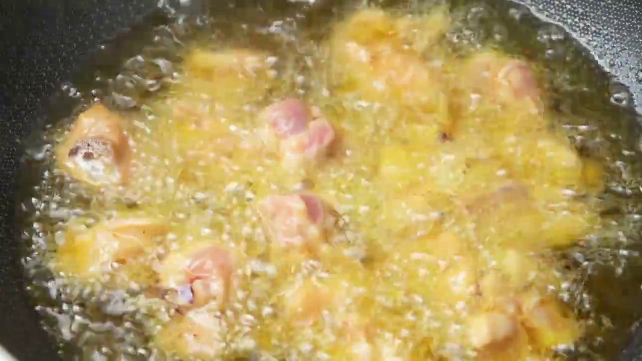 中国传统川菜辣子鸡制作过程视频素材
