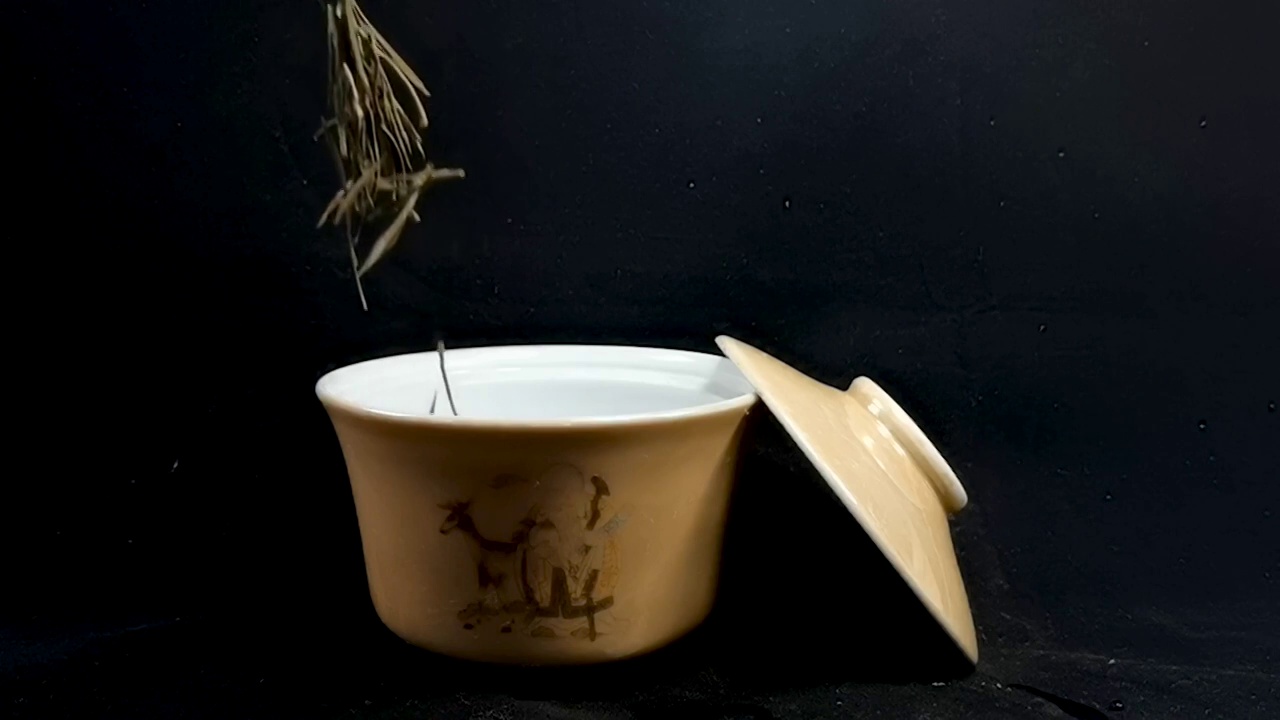 茶叶倒入茶碗中升格拍摄视频下载