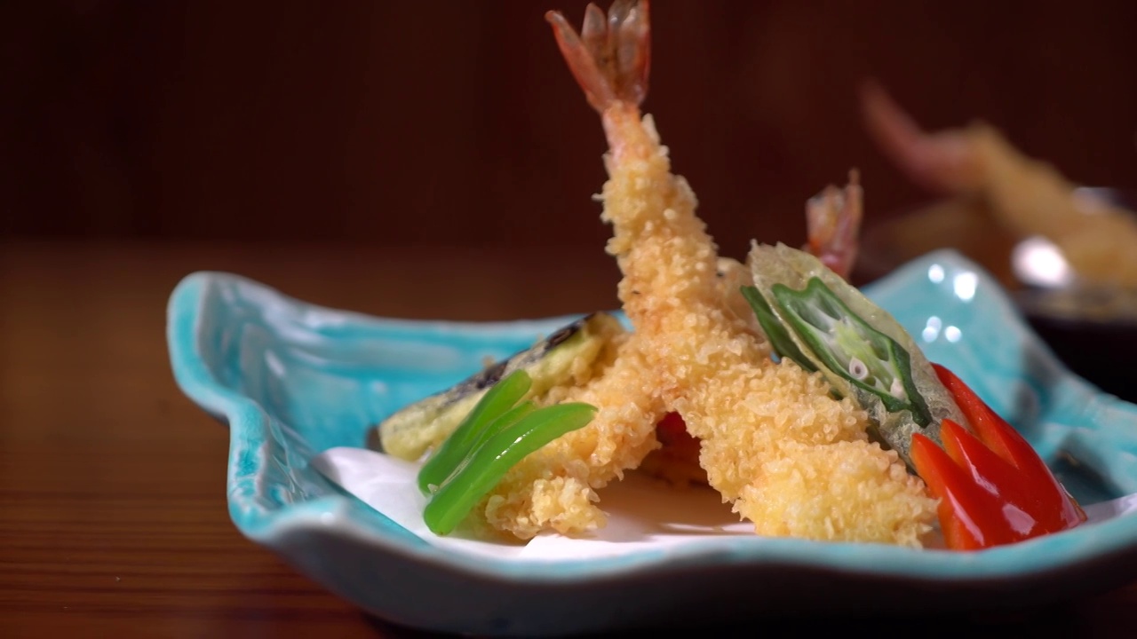 日本和食厨师制作大虾天妇罗视频素材
