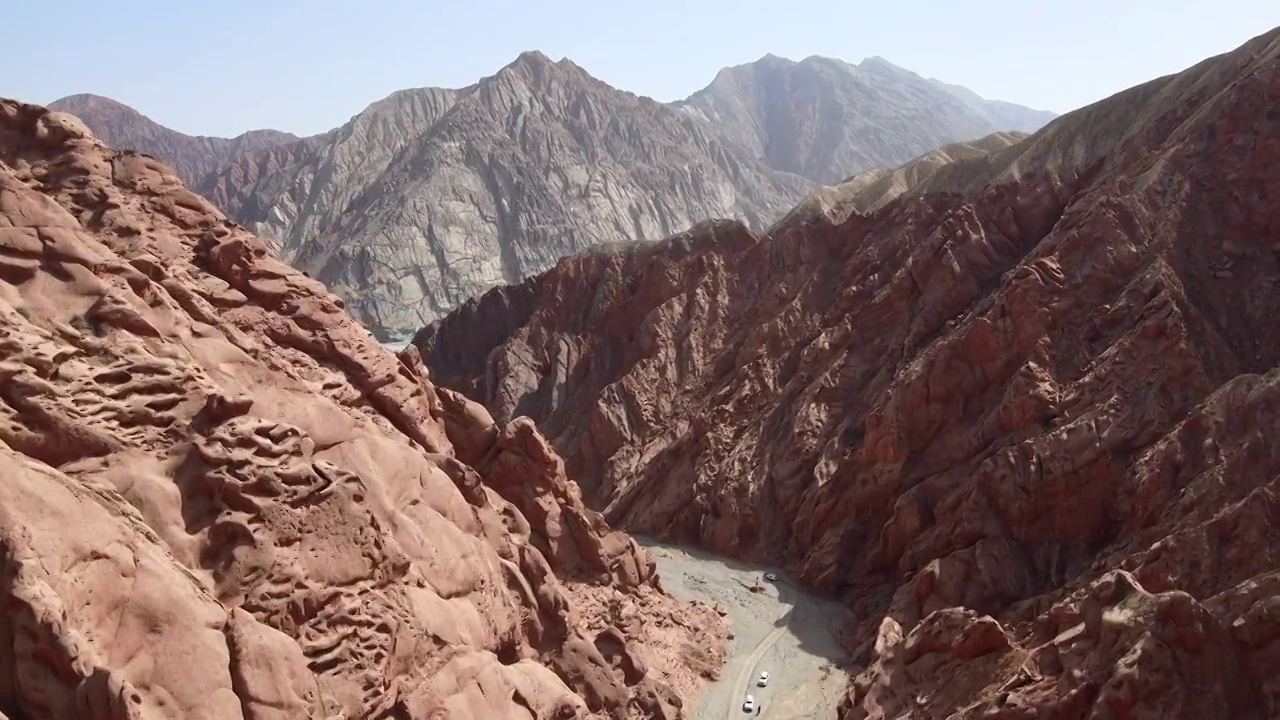 新疆克孜勒苏自治州阿克陶县奥依塔克红山航拍视频素材