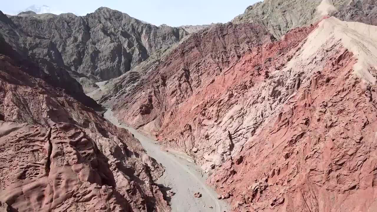 新疆克孜勒苏自治州阿克陶县奥依塔克红山航拍视频素材