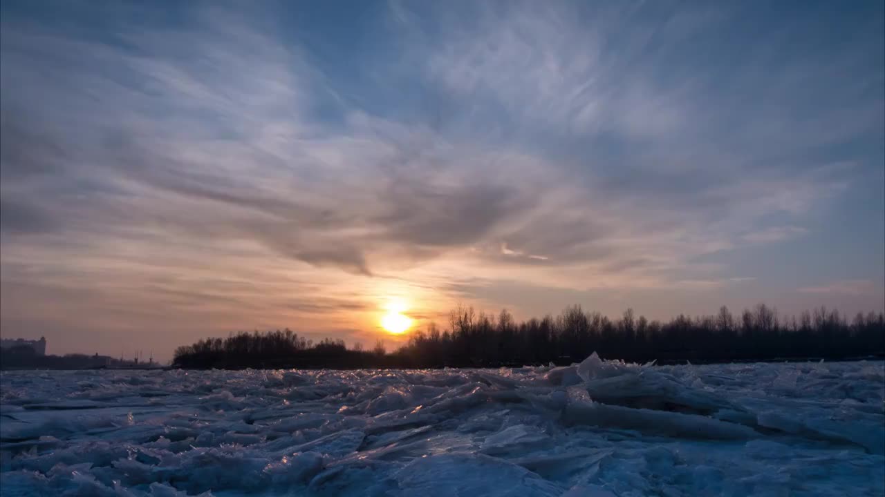 冰河日落延时摄影，冬季堆积冰排的河面上日落延时视频素材