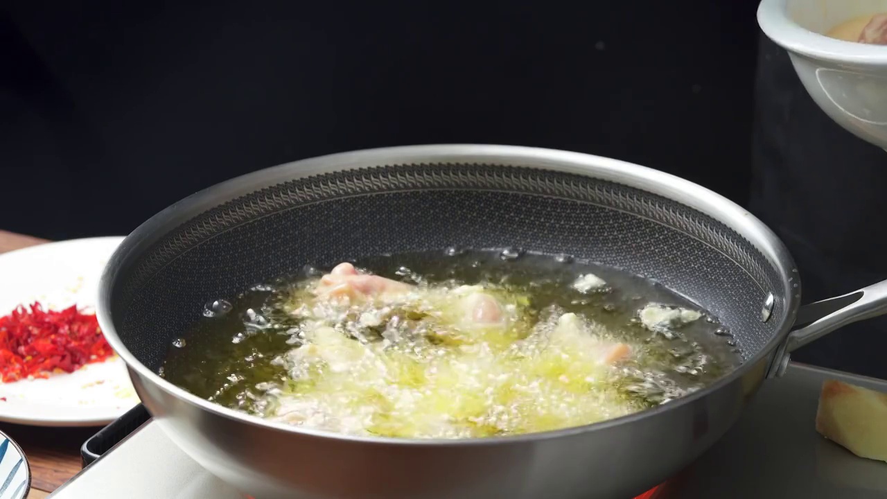 中国湖南特色湘菜左宗棠鸡制作过程视频素材