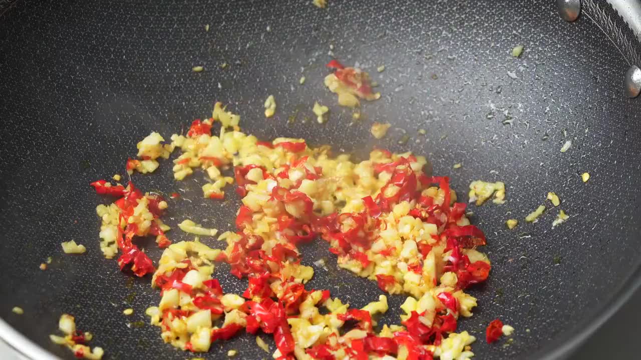 中国湖南特色湘菜左宗棠鸡制作过程视频素材