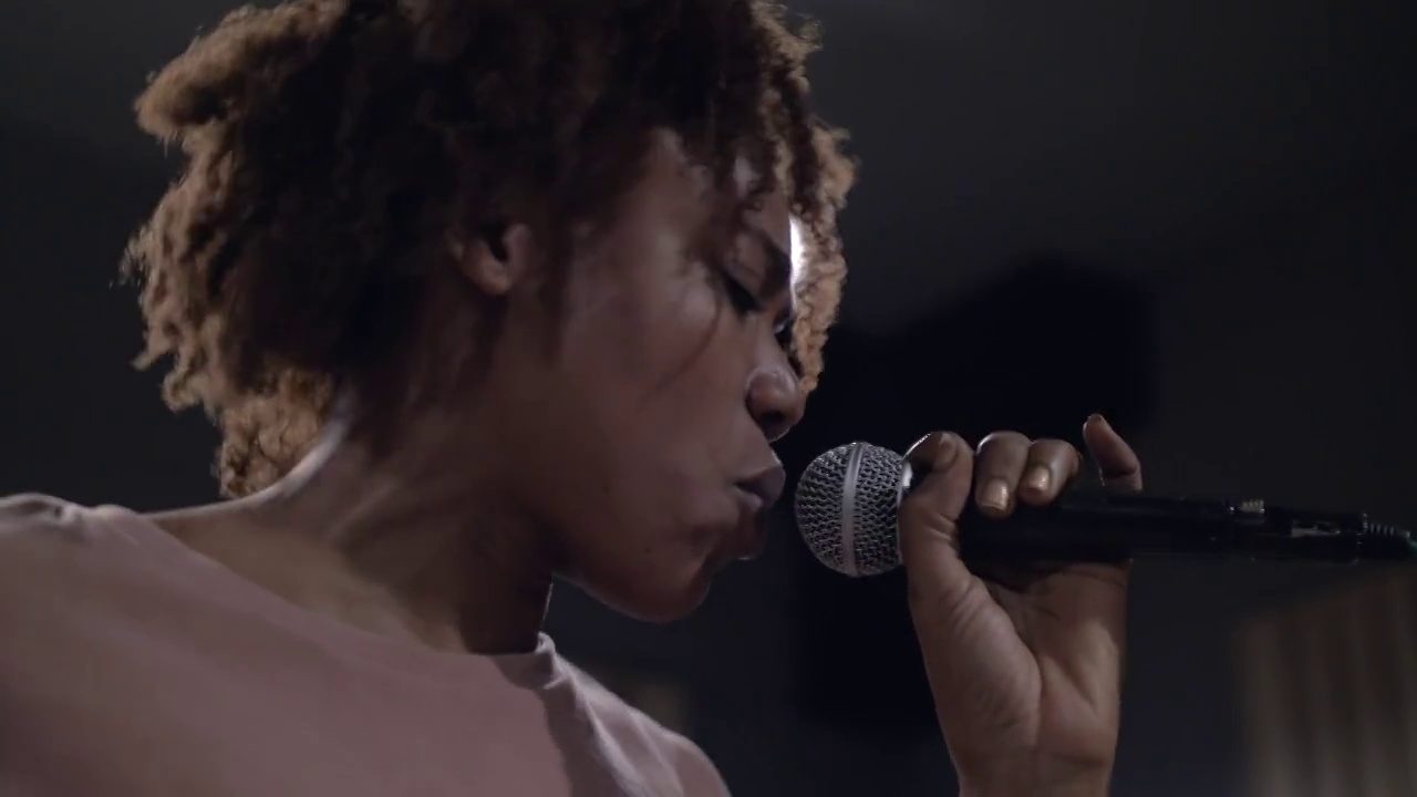 一位年轻的非裔美国妇女深情地唱着摇滚乐视频下载