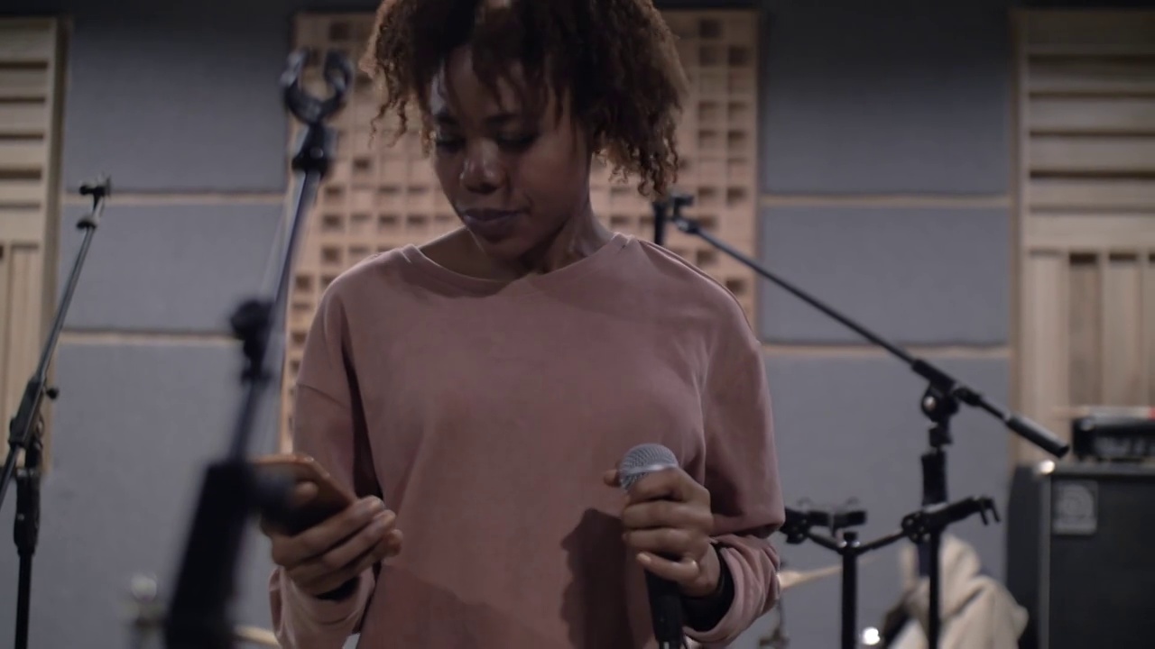 一位年轻的非裔美国妇女深情地唱着摇滚乐视频下载