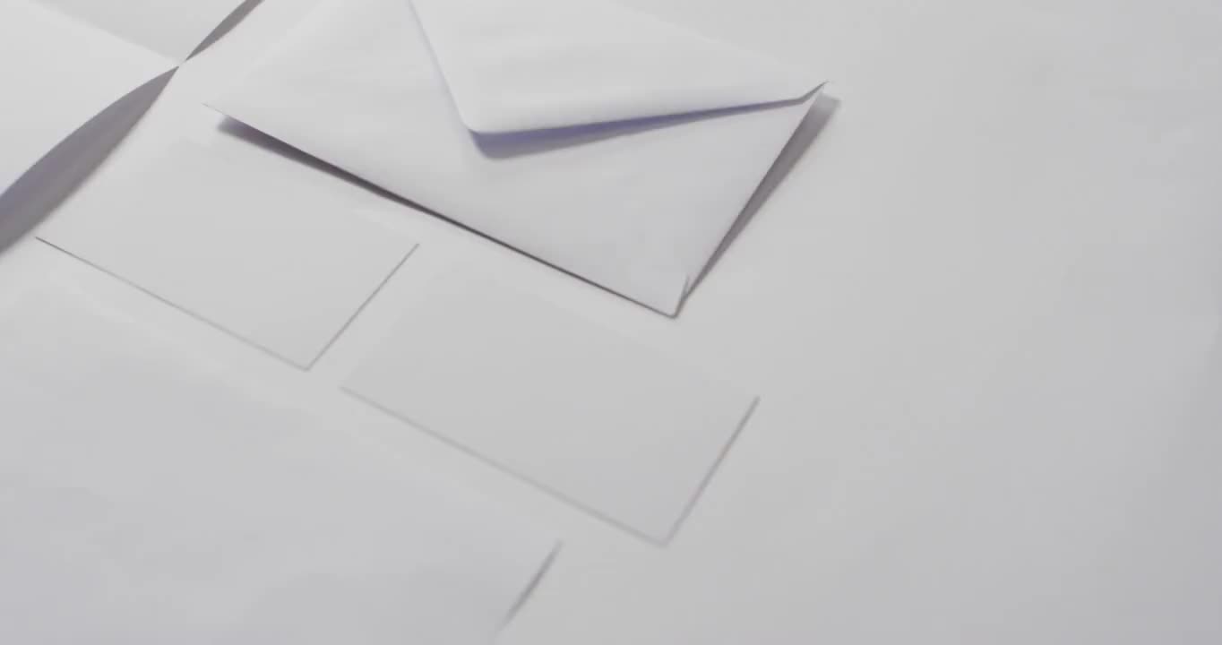 视频的信封和白色卡片与复制空间在白色背景视频下载