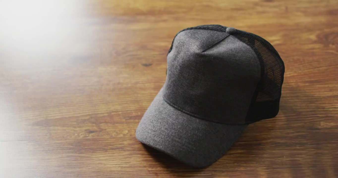 灰色棒球帽躺在木桌上的特写视频视频下载