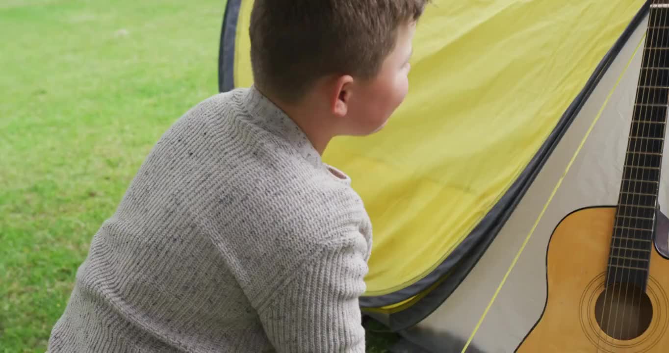 快乐的白人父亲与儿子准备营地与帐篷在花园视频素材