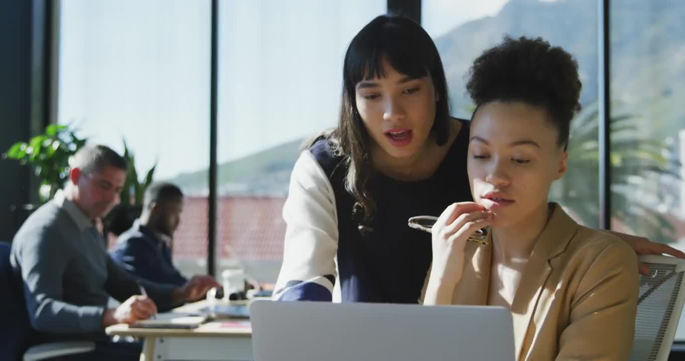 两个女人在办公室用电脑视频素材