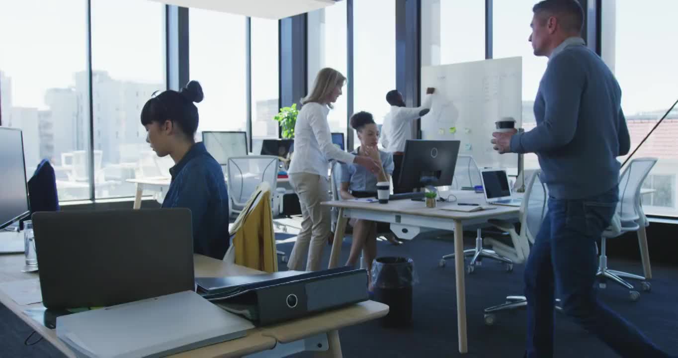 在办公室用电脑工作的女性视频素材