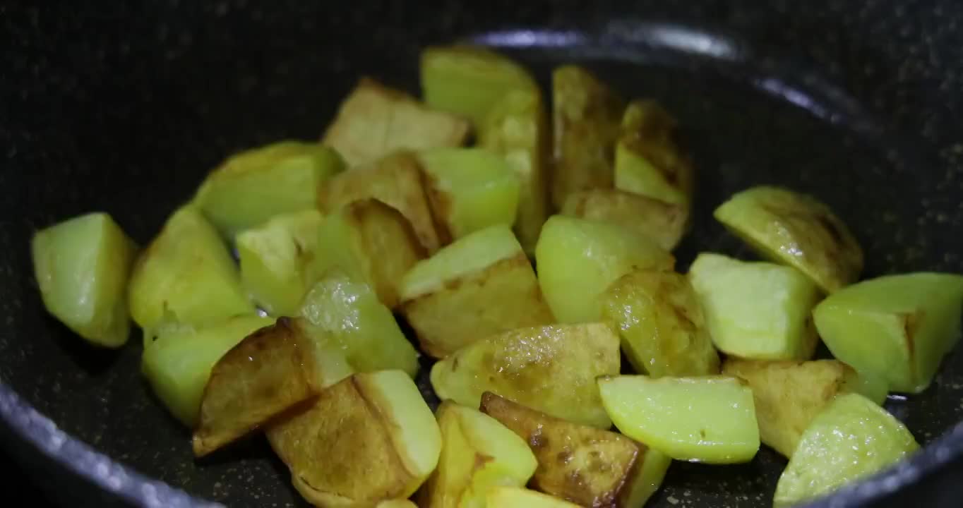 美食烹饪：煎炒孜然锅巴土豆视频素材