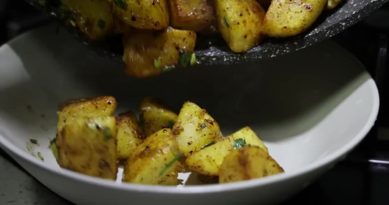 美食烹饪：孜然锅巴土豆装盘视频素材