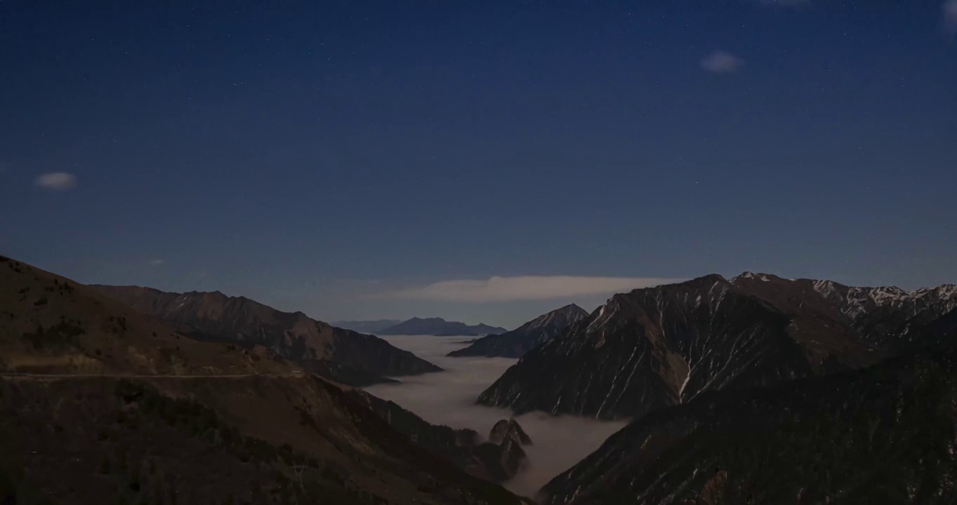 龙池森林公园的云海逐渐向巴郎山方向的山谷之间灌入视频素材