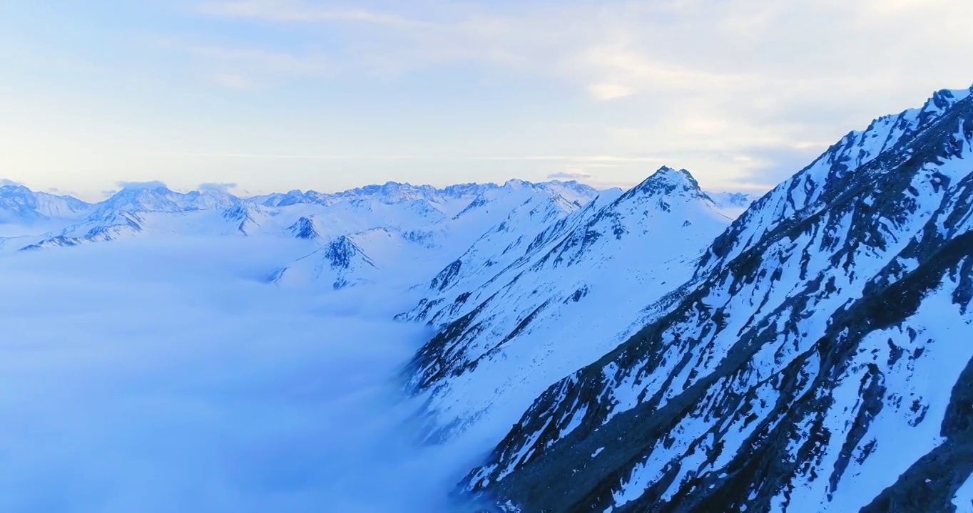 美丽的4k空中雪山中国四川雪峰自然景观，云层漂浮在空中视频下载