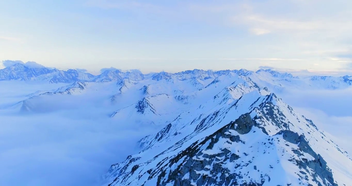 美丽的4k空中雪山中国四川雪峰自然景观，云层漂浮在空中视频素材