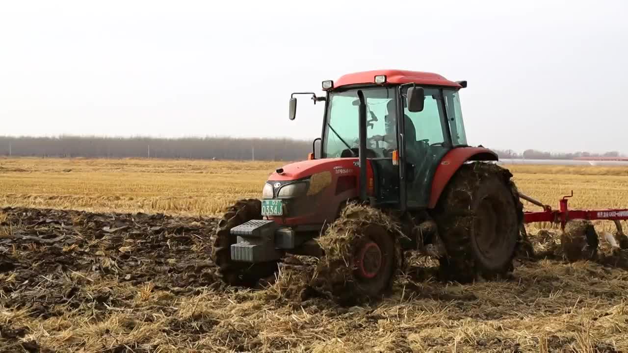 秋天农场拖拉机耕地视频素材