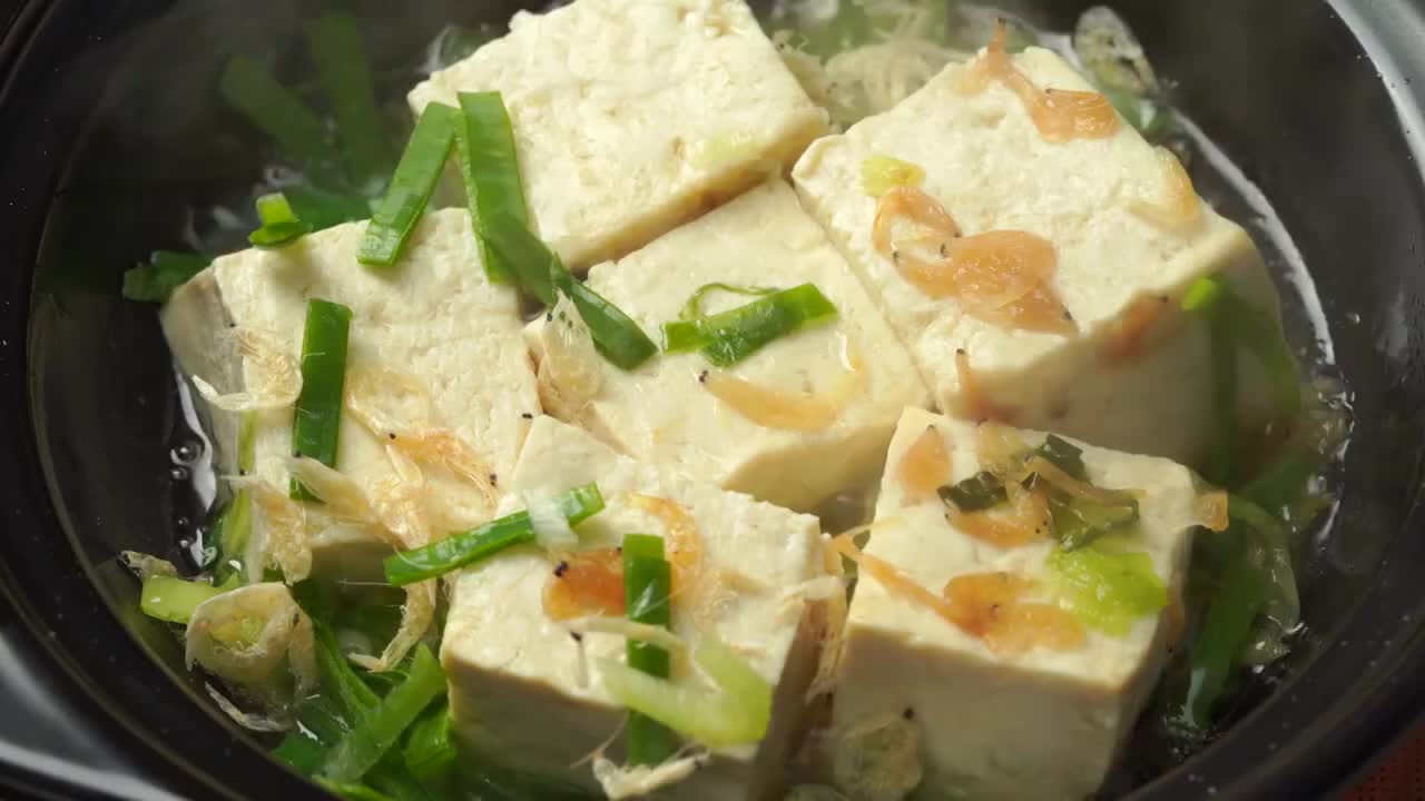 砂锅海鲜干虾豆腐汤制作过程视频下载