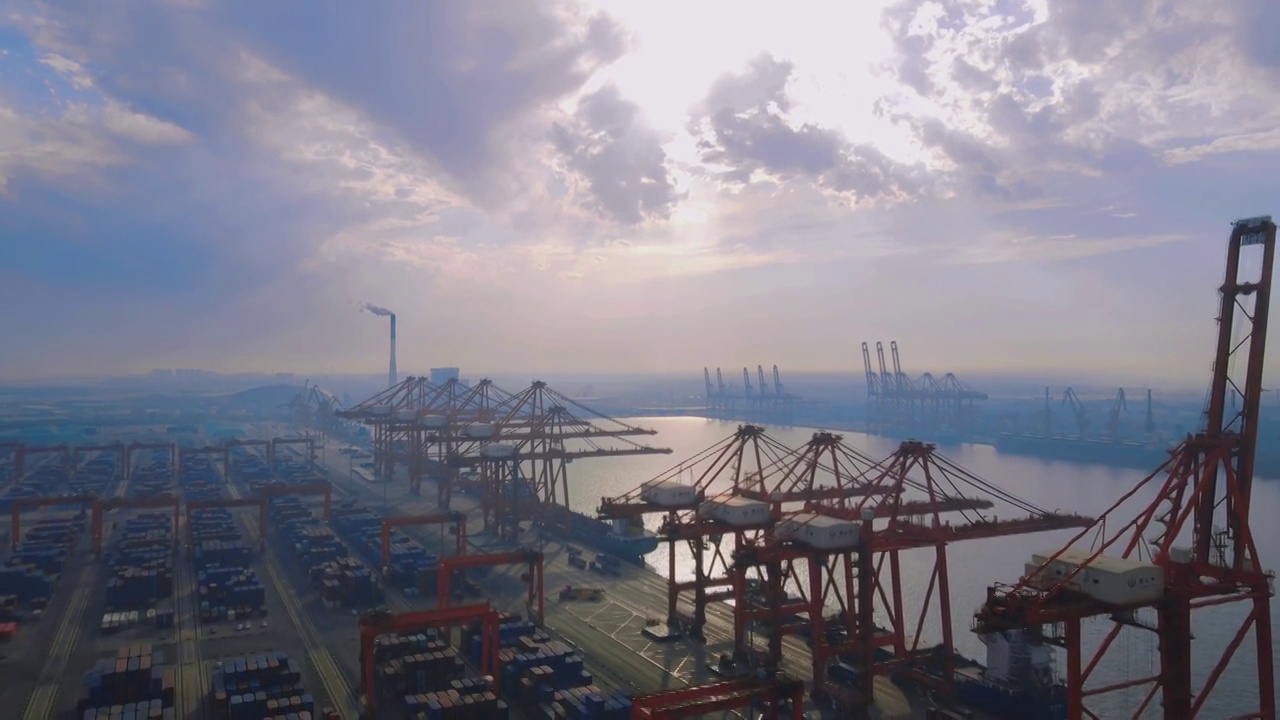 国家经济重要设施，货物出入港口视频素材