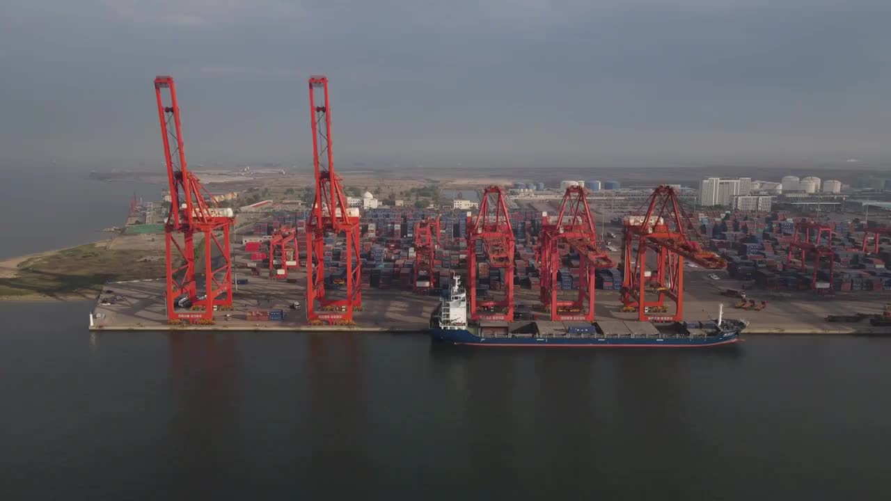 国家经济重要设施，货物出入的唐山港视频素材