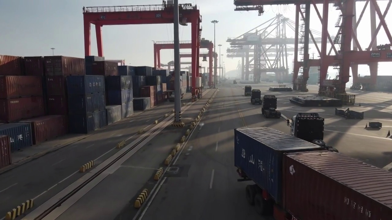 国家经济重要设施，货物出入的唐山港视频素材