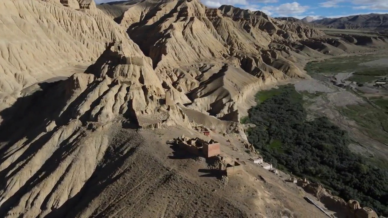 西藏地貌土林和高地的寺庙遗址视频下载