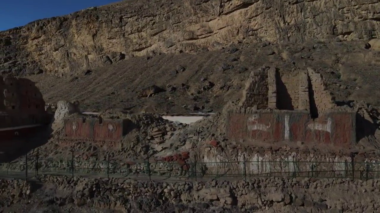 西藏地貌土林和高地的寺庙遗址视频下载