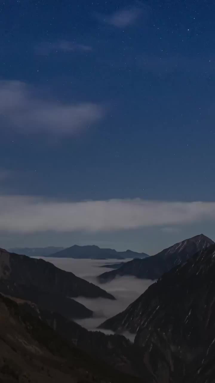 龙池森林公园的云海逐渐向巴郎山方向的山谷之间灌入视频素材