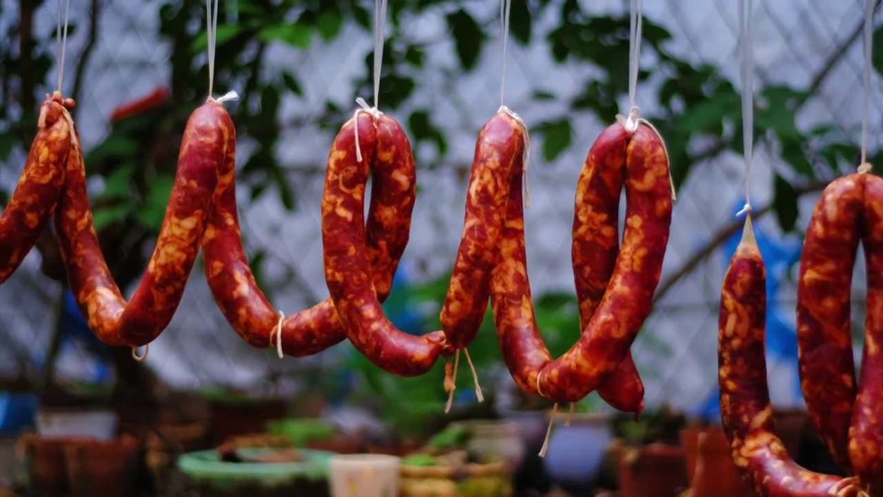 四川省绵阳市户外晾晒的香肠，腊肉，年货，视频素材