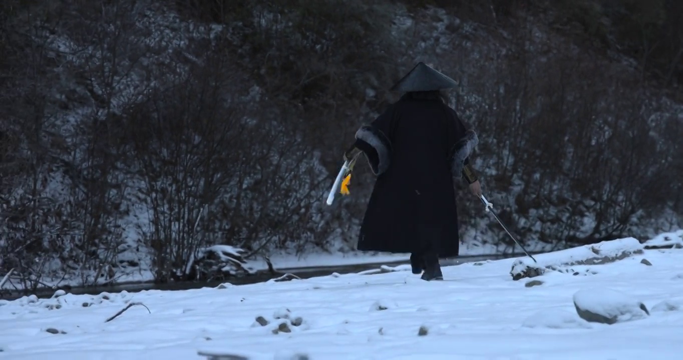 武侠汉服：侠客拖着刀在雪地里前行视频下载